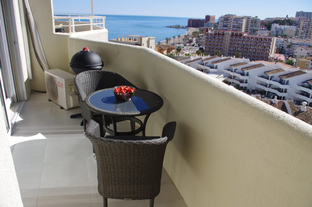Lille terrasse med udsigt mod havet